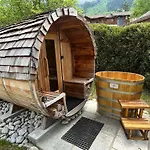 Tiki - Hot Tub & Sauna Domek alpejski *